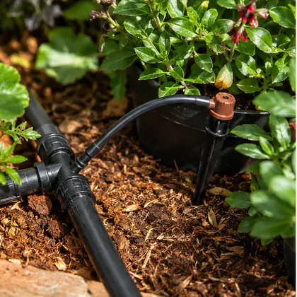 Microtubo PVC 5 × 7 mm instalado em um sistema de irrigação